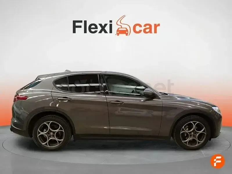 Usado Alfa Romeo Stelvio Sprint 160 CV (117 kW) 2022 Gris / plata SUV
