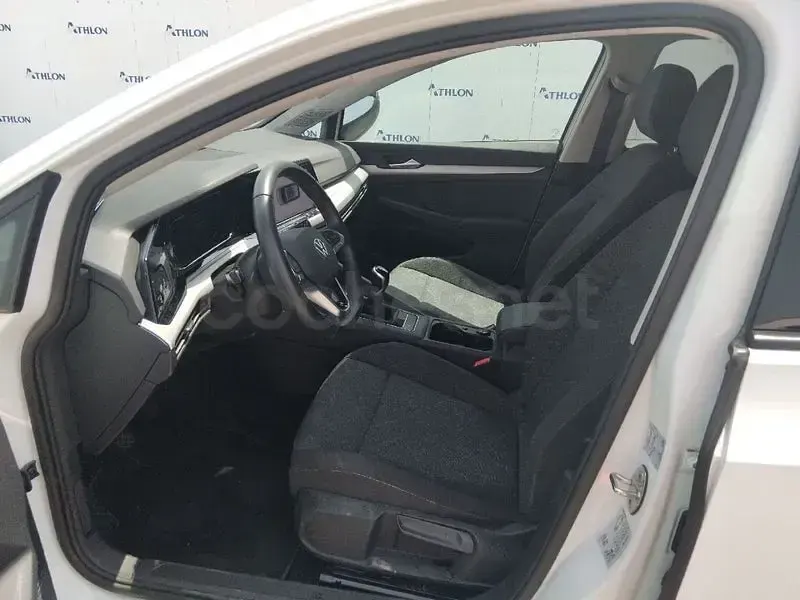 Usado VW Golf VIII Life 116 CV (85 kW) 2023 Blanco Familiar