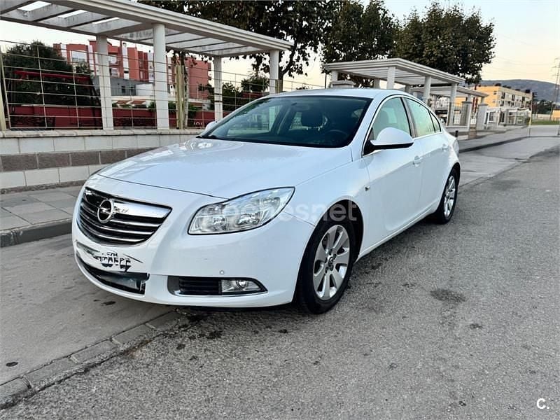 Usado Opel Insignia Business 130 CV (95 kW) 2013 Blanco Familiar
