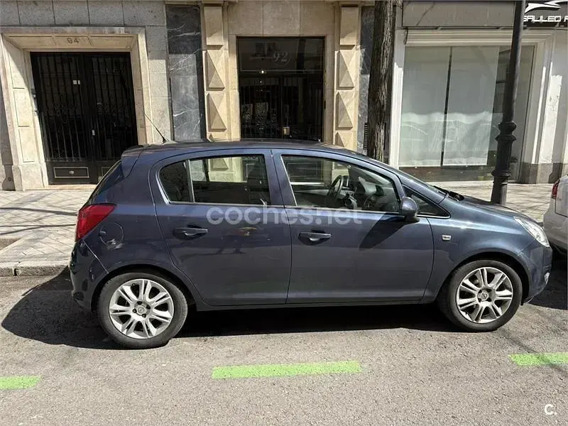 Usado Opel Corsa Cosmo 100 CV (73 kW) 2010 Negro Utilitario