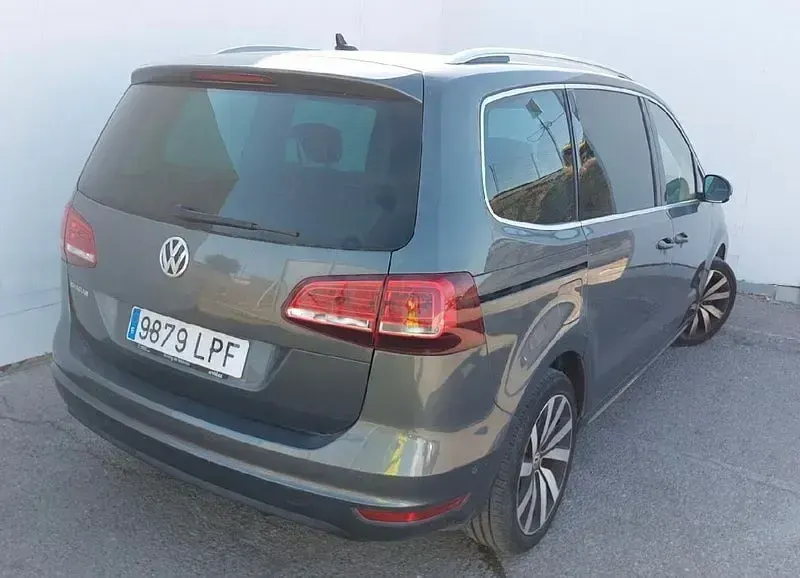Usado VW Sharan Sportline 150 CV (110 kW) 2021 Gris / plata Monovolumen