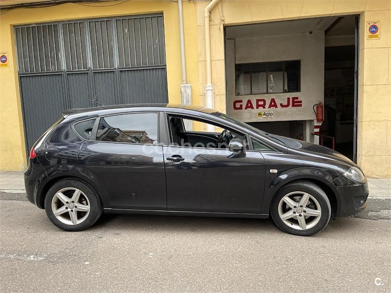 Usado Seat Leon Reference 105 CV (77 kW) 2011 Negro Utilitario