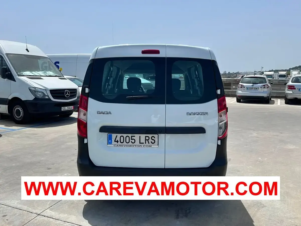 Usado Dacia Dokker Essentiel 110 CV (80 kW) 2021 Blanco Monovolumen
