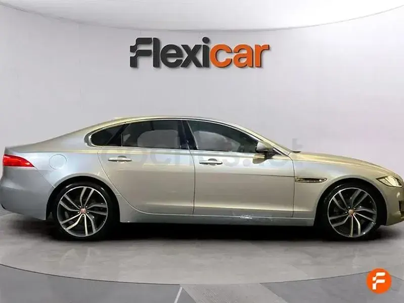 Usado Jaguar XF R-Sport 180 CV (132 kW) 2017 Gris / plata Berlina