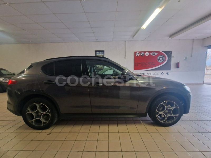 Usado Alfa Romeo Stelvio Executive 190 CV (139 kW) 2019 Gris / plata SUV