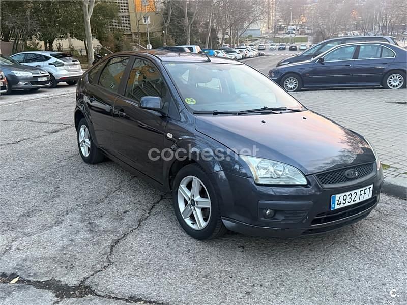 Usado Ford Focus Trend 90 CV (66 kW) 2006 Gris / plata Berlina