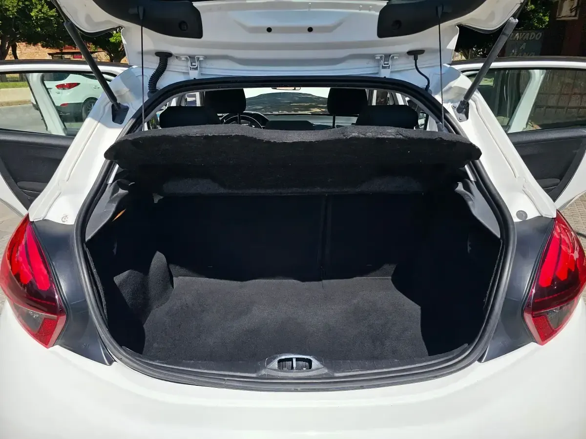 Usado Peugeot 208 Active 100 CV (73 kW) 2019 Blanco Utilitario