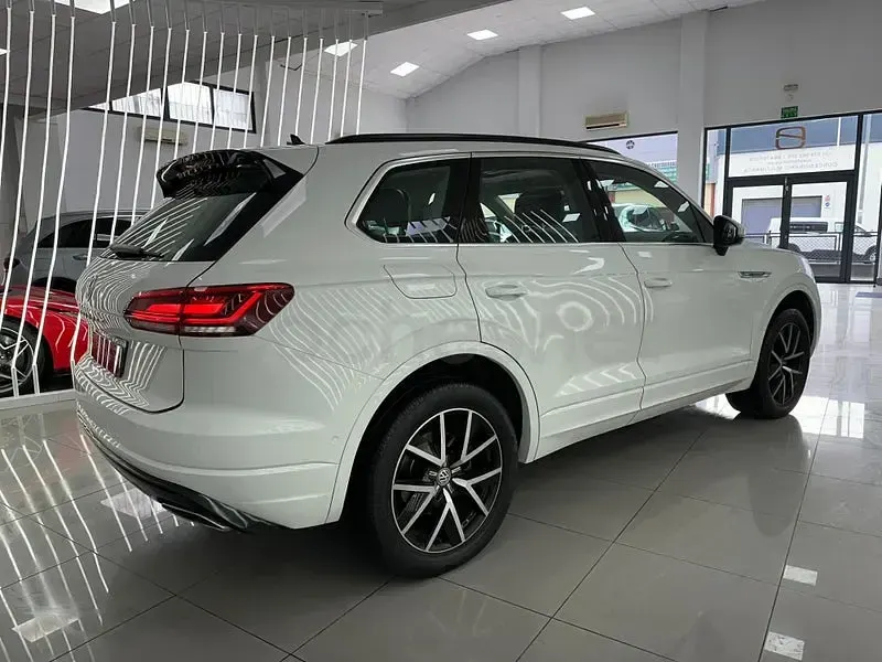 Usado VW Touareg R-line 286 CV (210 kW) 2023 Blanco SUV