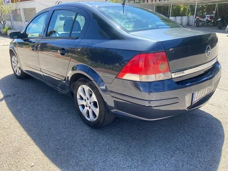 Usado Opel Astra Enjoy 100 CV (73 kW) 2008 Gris / plata Berlina