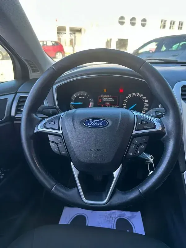 Usado Ford Mondeo Trend 120 CV (88 kW) 2018 Gris / plata Berlina