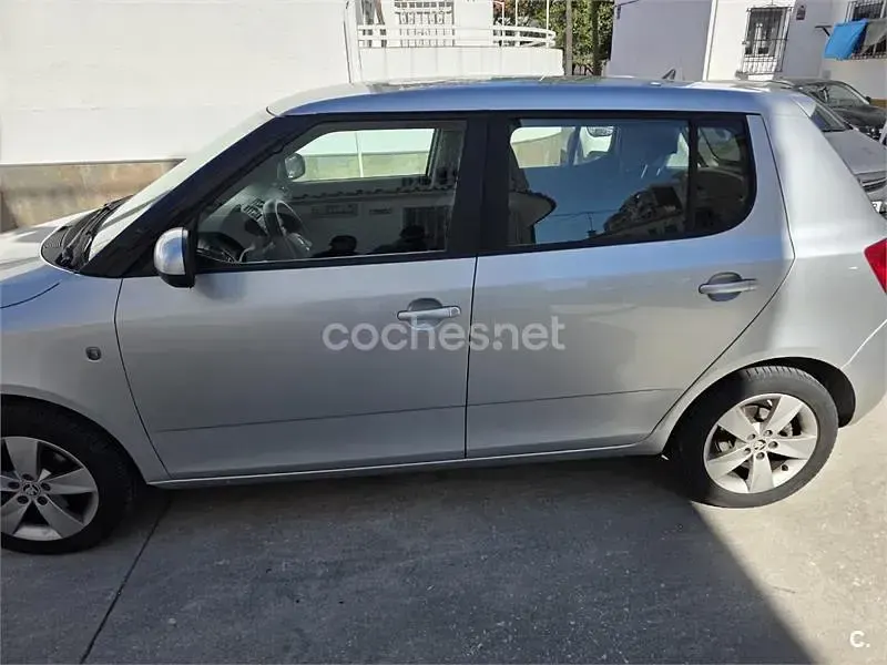 Usado Skoda Fabia Ambition 75 CV (55 kW) 2015 Gris / plata Berlina