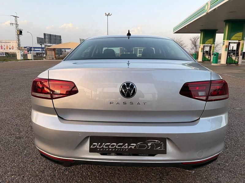 Usado VW Passat Business 150 CV (110 kW) 2022 Gris / plata Familiar