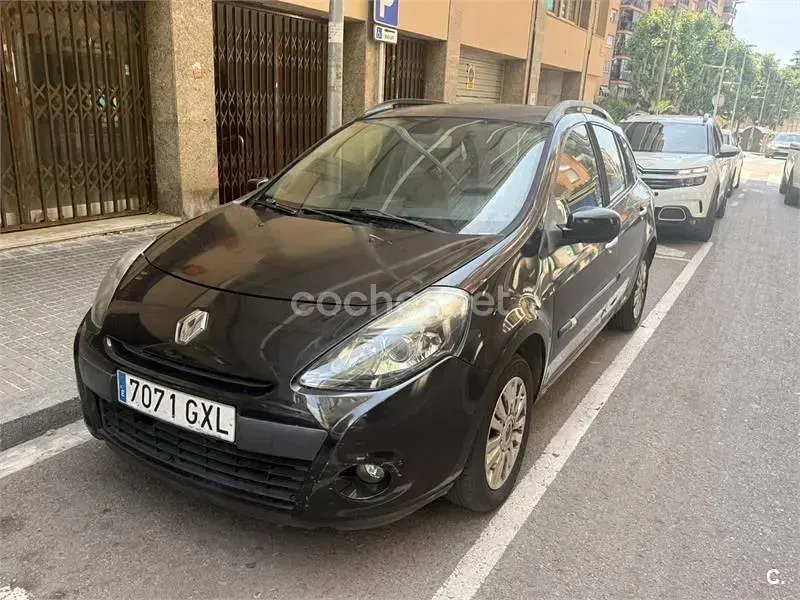 Usado Renault Clio GrandTour Dynamique 85 CV (62 kW) 2010 Negro Familiar