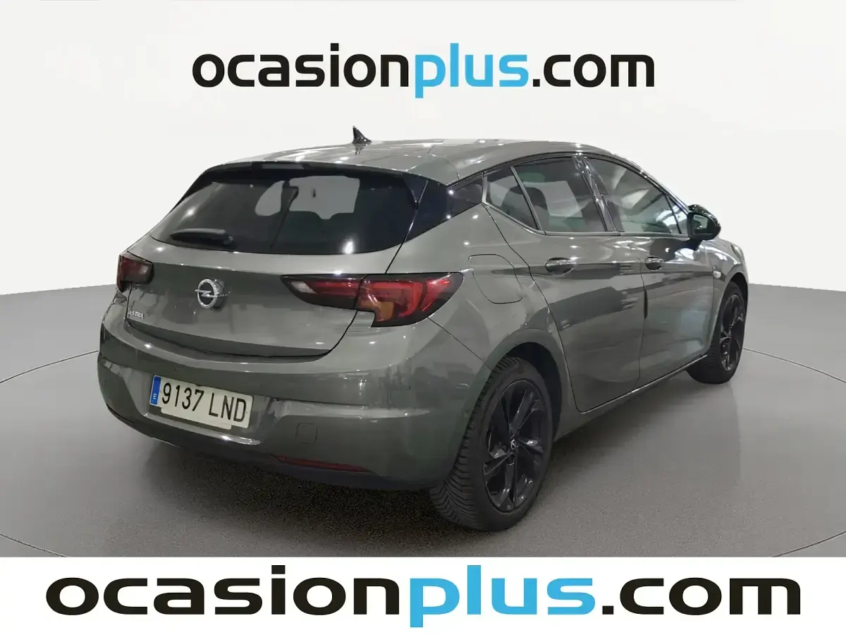 Usado Opel Astra Ultimate 145 CV (106 kW) 2021 Gris / plata Berlina