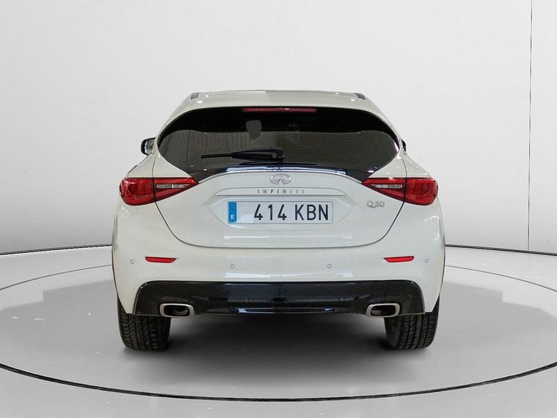 Usado Infiniti Q30 Premium 171 CV (125 kW) 2017 Blanco Utilitario