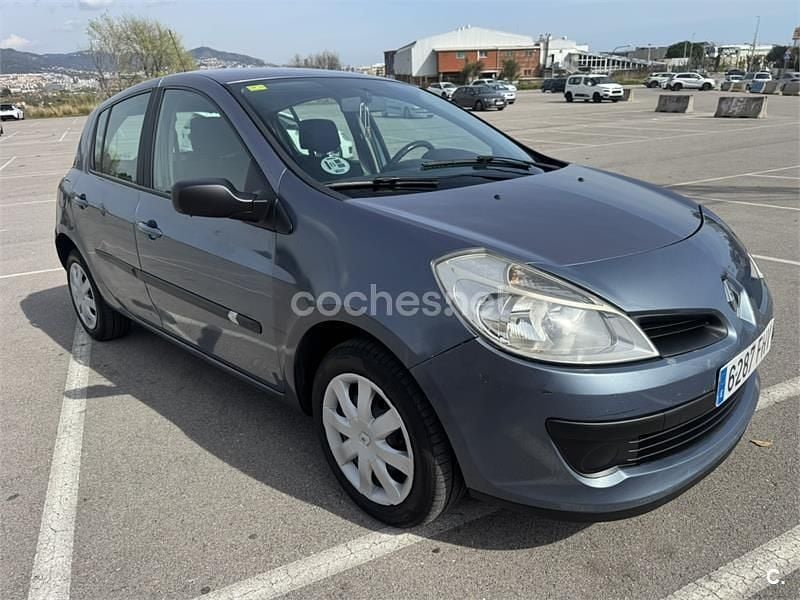 Usado Renault Clio II Dynamique 85 CV (62 kW) 2006 Gris / plata Berlina