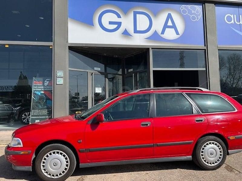 Usado Volvo V40 90 CV (66 kW) 1998 Rojo Familiar