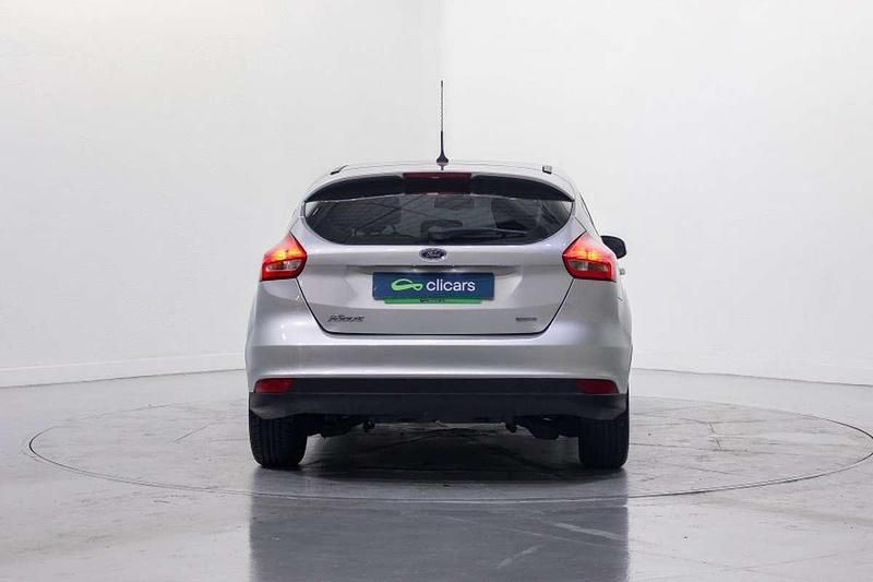 Usado Ford Focus Trend+ 125 CV (91 kW) 2018 Plateado Utilitario