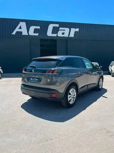 Usado Peugeot 3008 Active 130 CV (95 kW) 2021 Gris / plata SUV