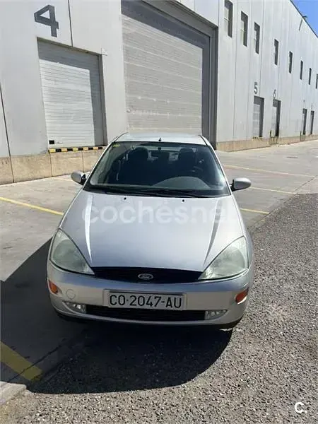 Usado Ford Focus Ghia 100 CV (73 kW) 1999 Gris / plata Berlina