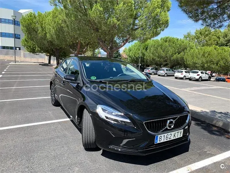 Usado Volvo V40 Momentum 122 CV (89 kW) 2019 Negro Berlina
