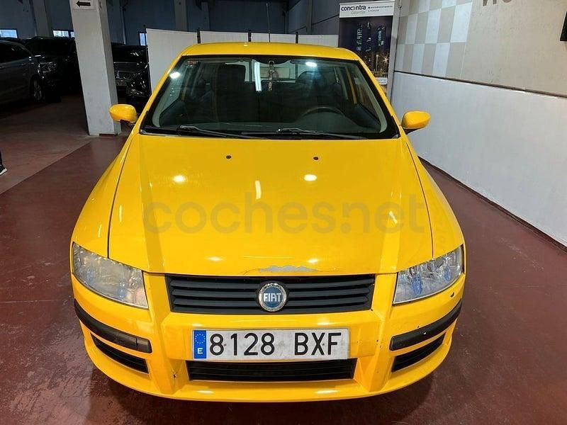 Usado Fiat Stilo Active 80 CV (58 kW) 2002 Amarillo Berlina
