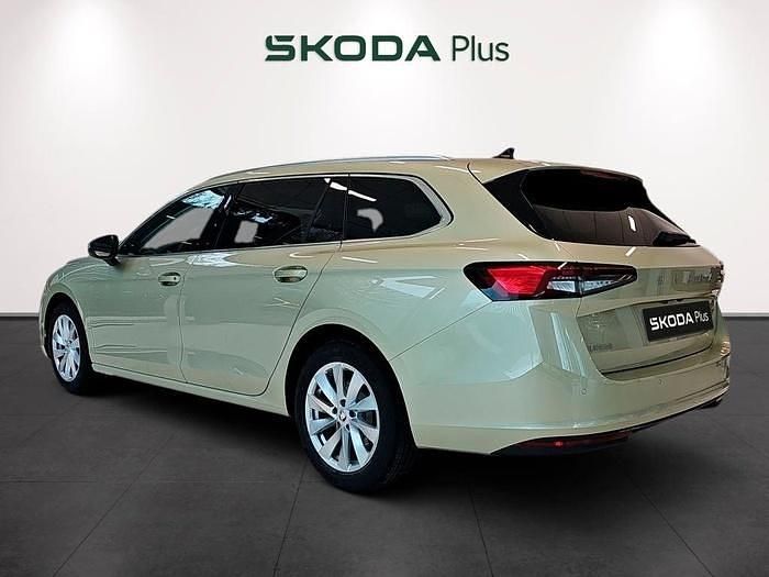 Amarillo Usado 2025 Skoda Superb Selection Familiar | 31.990 € (Super precio) - Imagen 1/4