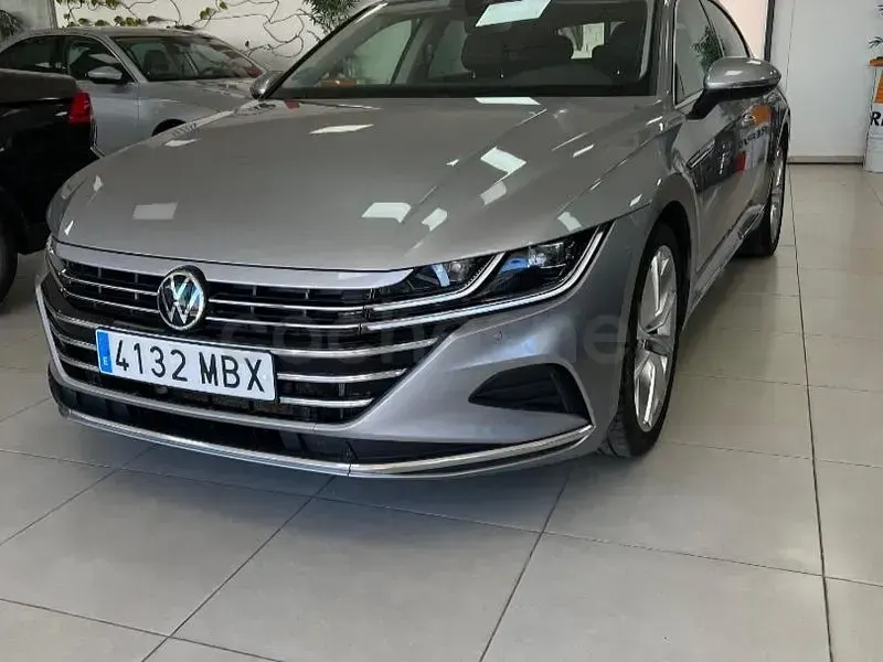 Usado VW Arteon Elegance 150 CV (110 kW) 2022 Gris / plata Berlina