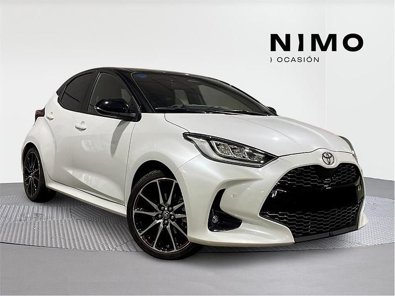 Bitono blanco perlado Usado 2024 Toyota Yaris Hybrid Plus Berlina | 22.990 € (Un poco caro) - Imagen 1/4