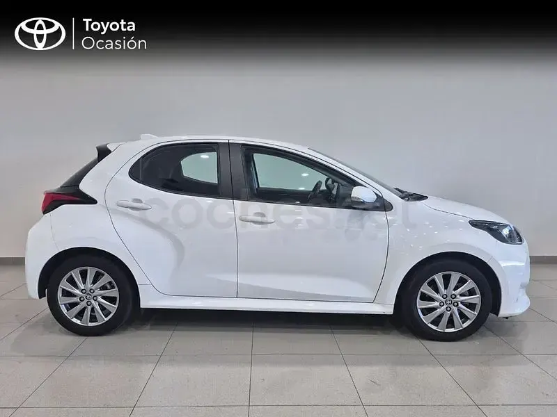 Usado Toyota Yaris Hybrid Active 116 CV (85 kW) 2023 Blanco Berlina