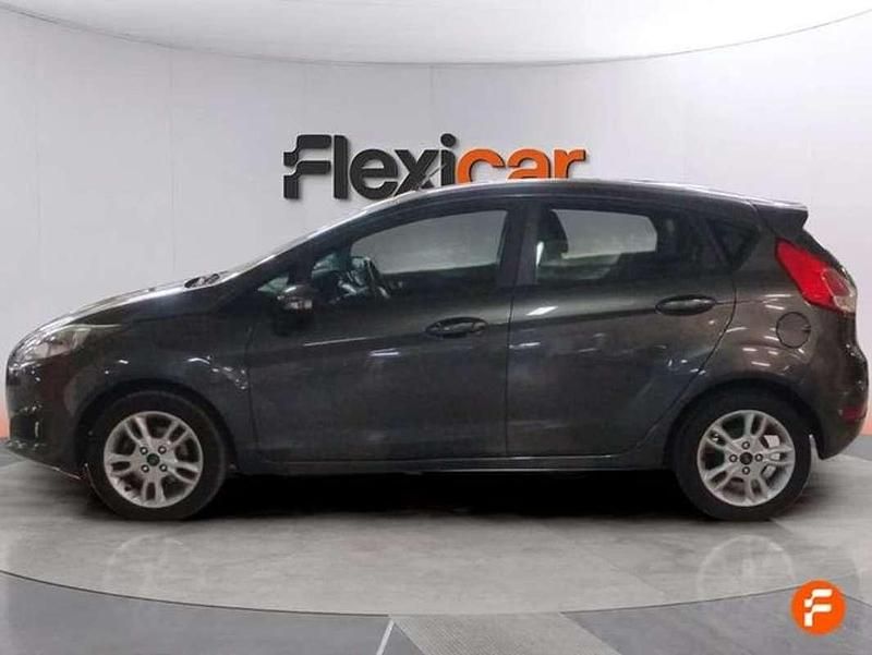 Usado Ford Fiesta Trend 86 CV (63 kW) 2017 Gris Utilitario