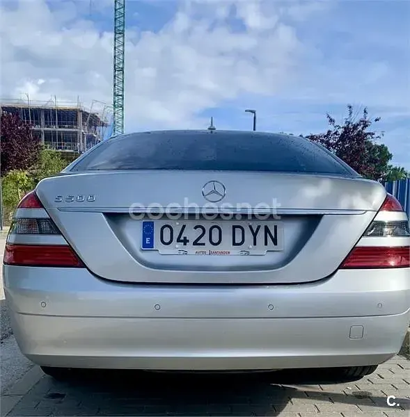 Usado Mercedes S500 306 CV (225 kW) 2006 Gris / plata Berlina