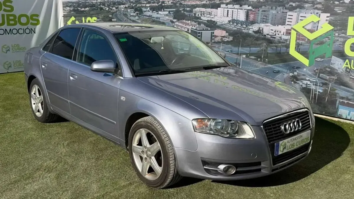 Usado Audi A4 140 CV (102 kW) 2004 Gris Berlina
