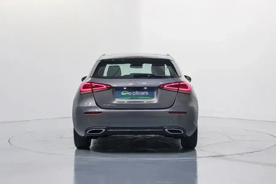 Usado Mercedes A180 116 HP (85 kW) 2022 Cinzento Sedan