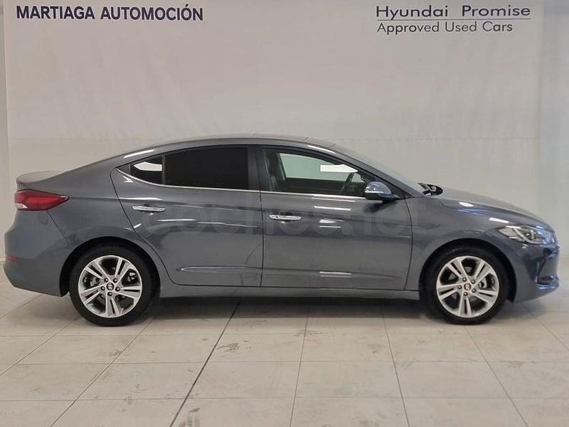 Usado Hyundai Elantra Style 136 CV (100 kW) 2017 Gris / plata Berlina