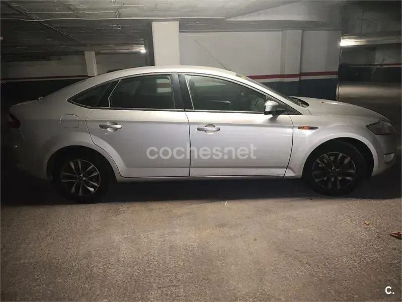 Usado Ford Mondeo Trend 145 CV (106 kW) 2009 Gris / plata Berlina