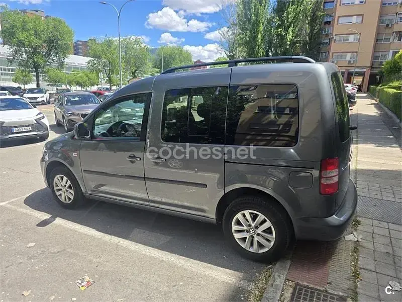 Usado VW Caddy Comfortline 102 CV (75 kW) 2012 Gris / plata Monovolumen