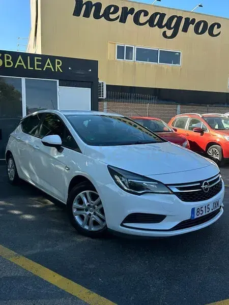 Usado Opel Astra Selective 105 CV (77 kW) 2017 Blanco Berlina