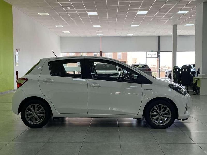Usado Toyota Yaris Hybrid Active 99 CV (72 kW) 2020 Blanco Utilitario