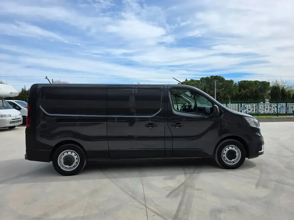 Usado Renault Trafic 130 CV (95 kW) 2022 Gris Monovolumen