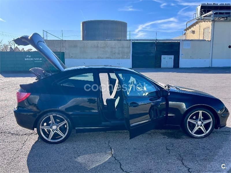 Usado Mercedes C200 163 CV (119 kW) 2003 Negro Berlina