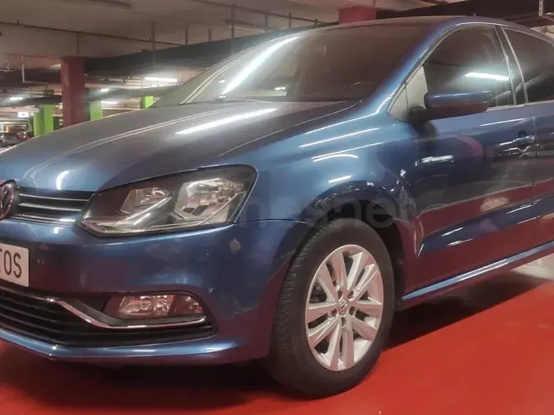 Usado VW Polo Advance 90 CV (66 kW) 2016 Azul Berlina