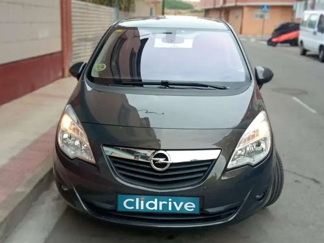 Usado Opel Meriva Selective 110 CV (80 kW) 2013 Gris Monovolumen