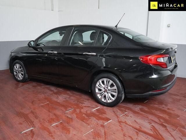 Usado Fiat Tipo Easy 120 CV (88 kW) 2018 Negro Berlina