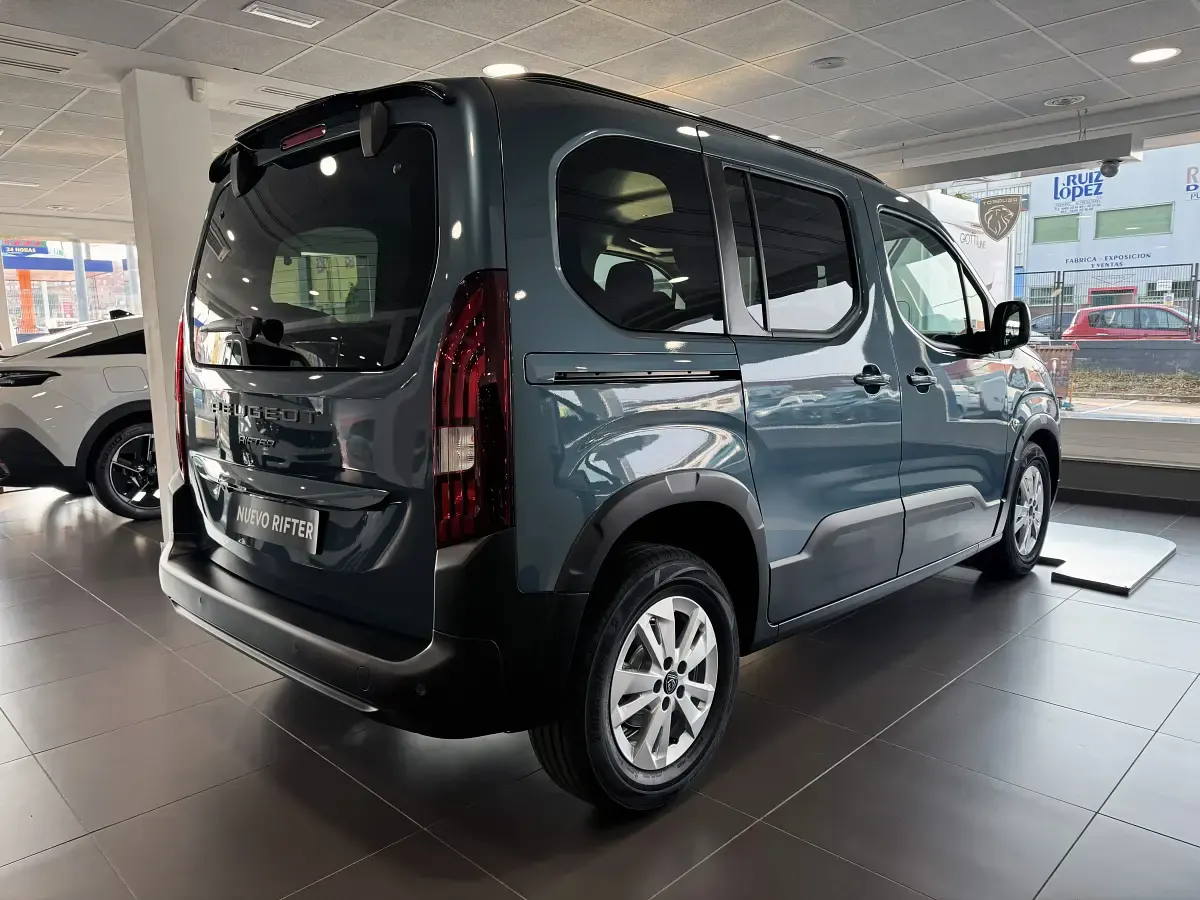 Usado Peugeot Rifter Allure 100 CV (73 kW) 2024 Azul Monovolumen