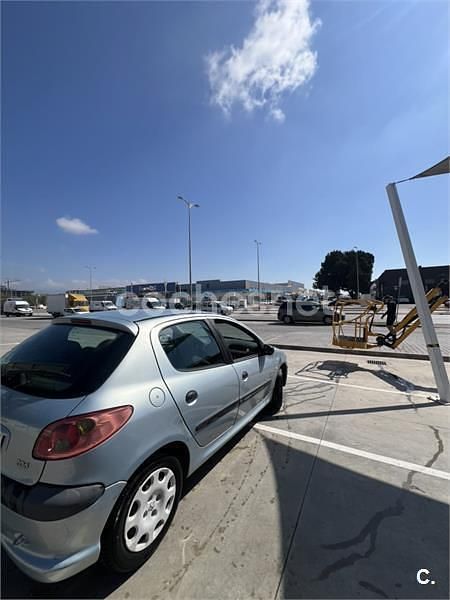 Usado Peugeot 206 75 CV (55 kW) 2005 Gris / plata Berlina