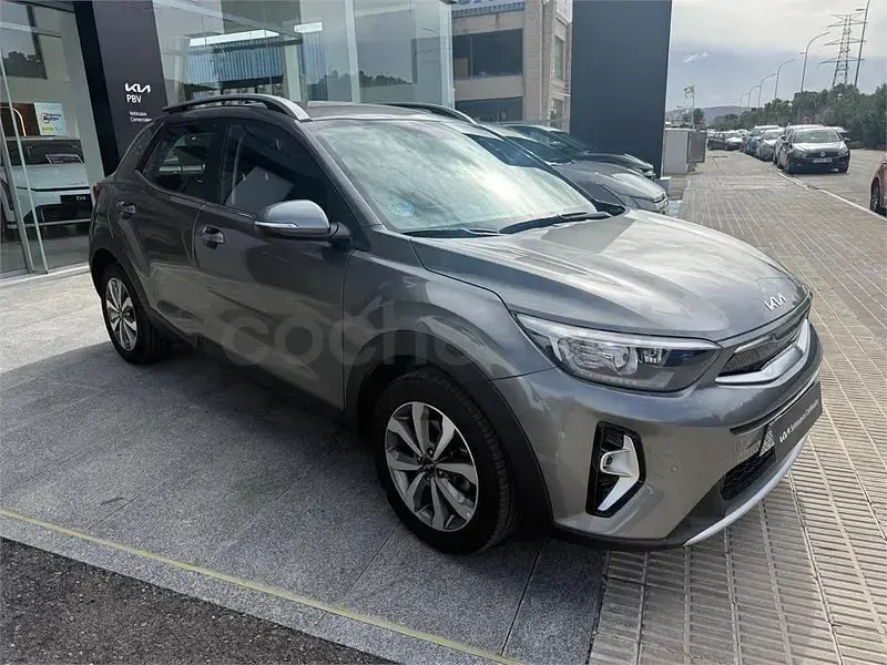 Usado Kia Stonic 100 CV (73 kW) 2025 Gris / plata SUV