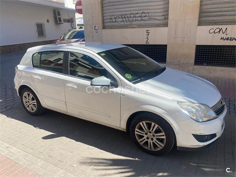 Usado Opel Astra Enjoy 110 CV (80 kW) 2010 Blanco Berlina