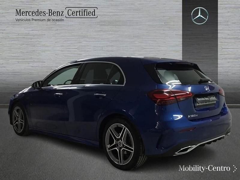 Usado Mercedes A180 AMG line 116 CV (85 kW) 2024 Azul espectra Berlina