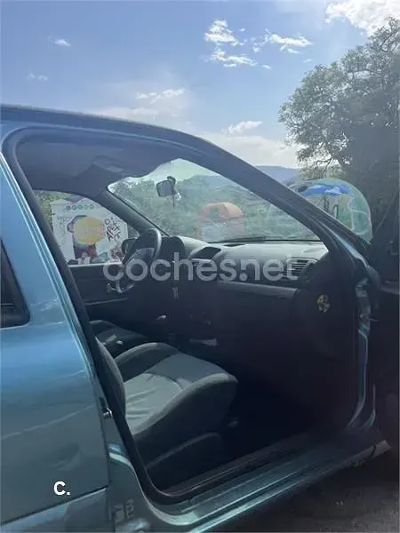 Usado Renault Clio II 60 CV (44 kW) 2005 Azul Berlina